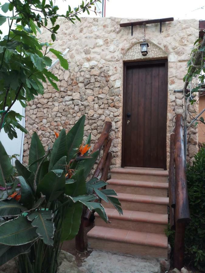 Mystery Garden Guest House Фамагуста Екстер'єр фото